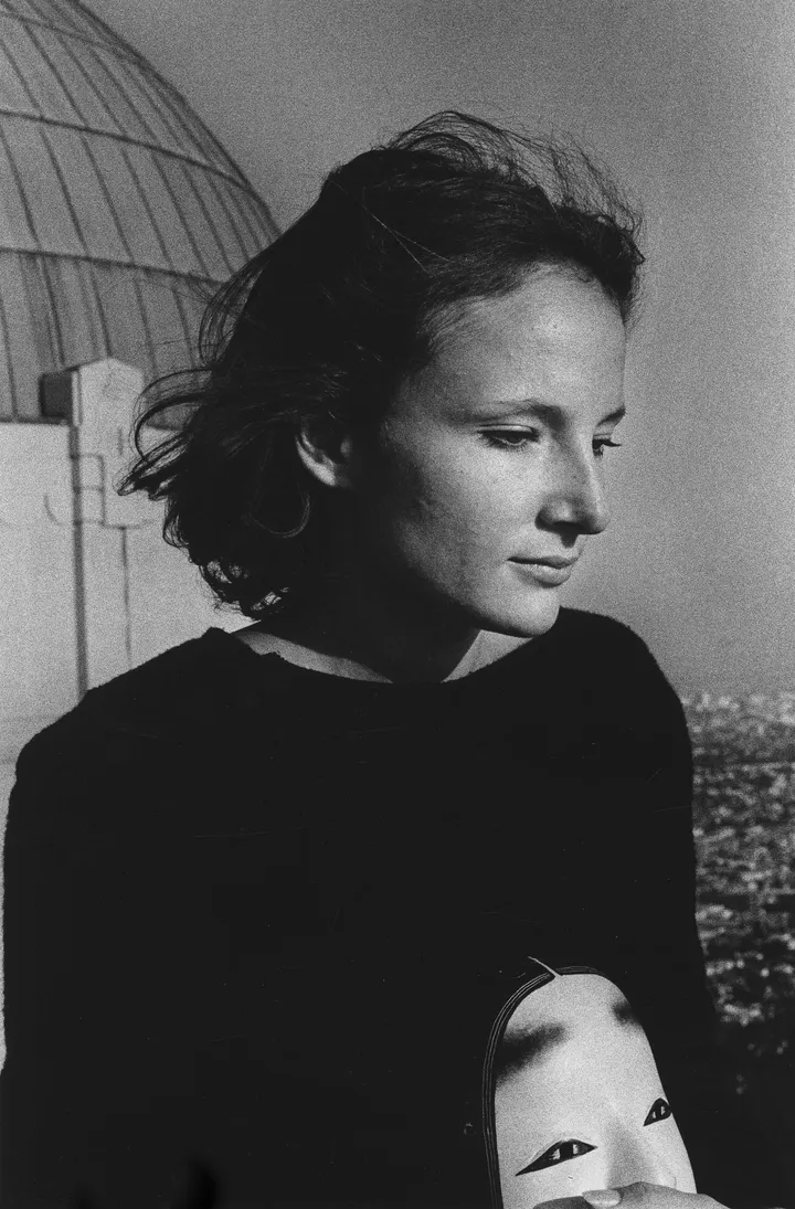 Ralph Gibson, Waiter shots, Capri, 1974. Stampa ai sali d’argento. Courtesy Paci Contemporary, Brescia