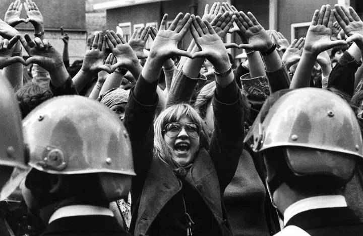 Paola Agosti, Manifestazione davanti al Tribunale per il processo ai violentatori di Claudia Caputi. Roma, aprile 1977